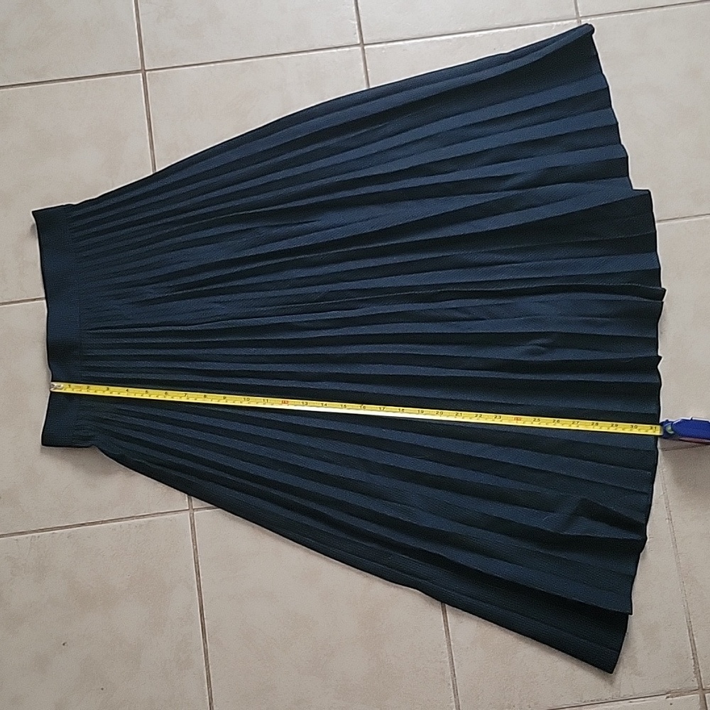 Elegant Navy Pleated Skirt - Picture 4 of 7